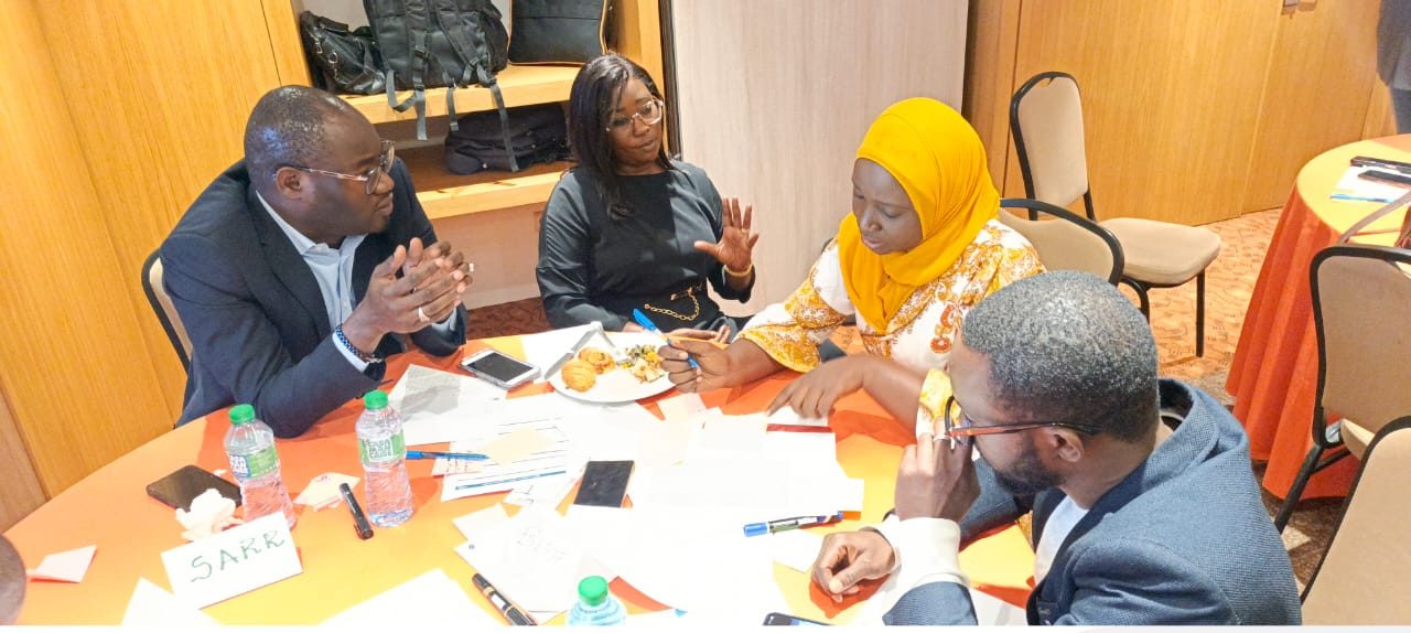 Travail de groupe autour de la table